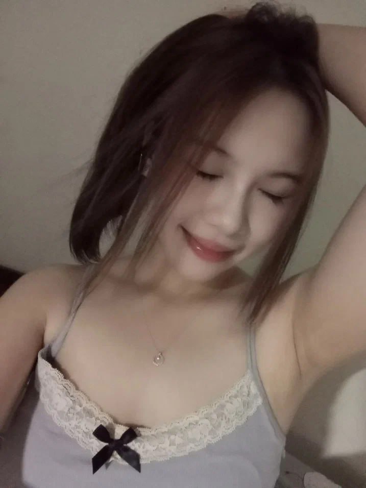 Em gái 18 tuổi rất mềm mại và trắng trẻo, chủ động cưỡi lên trên và đụ lỗ BB chặt chẽ của cô. Đôi mắt cô nhòe đi và cảm giác thật tuyệt. Anh ơi, làm ơn làm em chết đi! Tôi thích nó quá!